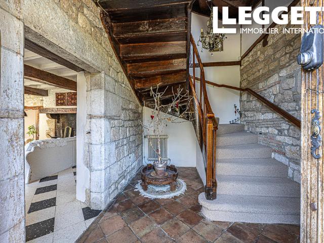 Magnifique maison en pierre avec 6 chambres, pigeonnier, piscine et appartement indépendant près de Gaillac