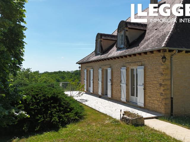 Magnifique maison familiale 5 chambres avec étang et dépendances en Périgord Noir