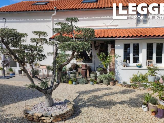Magnifique maison familiale de 4 chambres entièrement rénovée avec de superbes jardins !
