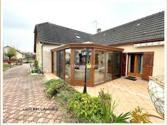 Magnifique maison familiale de 8 pièces de 179 m2 avec piscine chauffée et jardin paysager à Rosières près Troyes