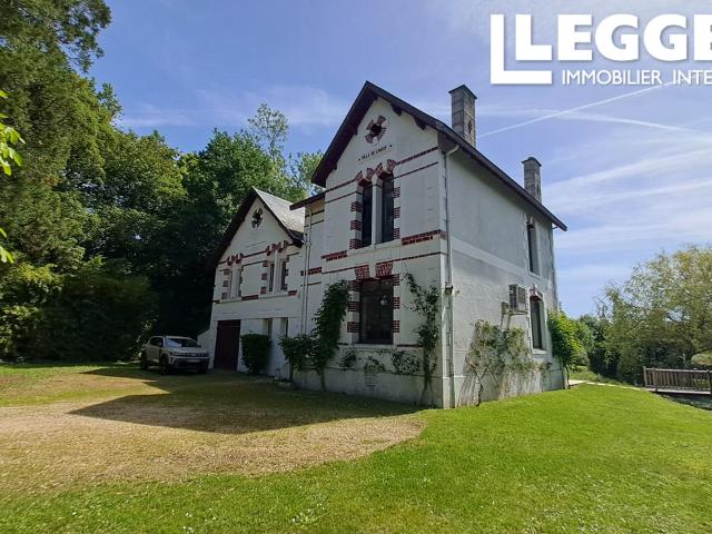 Magnifique maison individuelle avec piscine, sauna, jardin au bord de la rivière et potentiel chambres d’hôtes