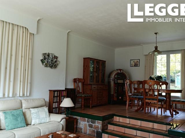 Magnifique maison individuelle de 4 chambres, dont 4 avec salle de bains privative. Située sur un vaste terrai