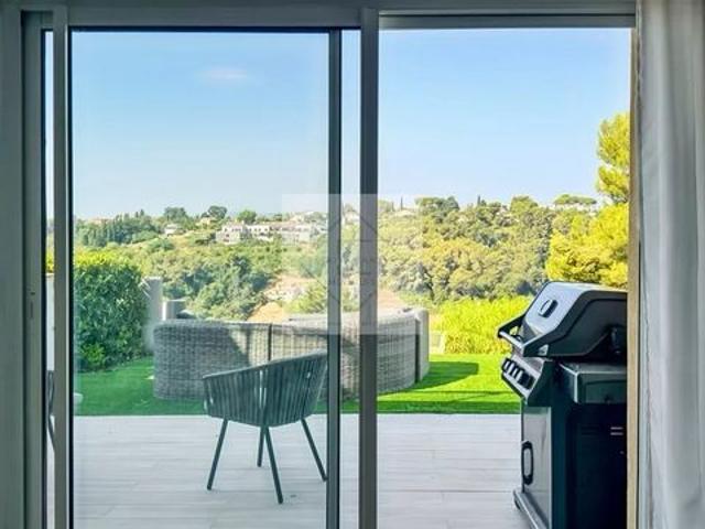 MAGNIFIQUE MAISON MITOYENNE AVEC VUE MER & COLLINES – 4 CHAMBRES – DOUBLE GARAGE – PISCINE