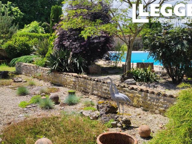 Magnifique maison, rénové offrant six chambres, piscine chauffée, sauna, dépendances, cour, jardin et terrain
