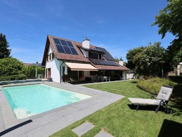 Magnifique maison rénovée de 7.5 pièces avec piscine extérieure
