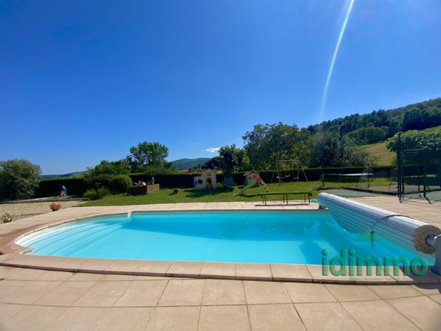 Magnifique maison sur un terrain de 2585 m2 proche de Bourg