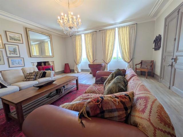 Magnifique manoir de 10 chambres, piscine et 2 maisons d'am. 567m² Jonzac