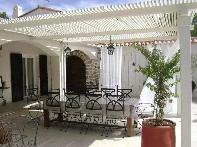 Magnifique mas provencal sur 2,4 hectares de terrain avec écurie
