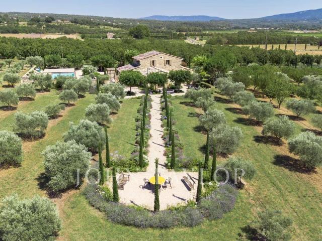 Magnifique mas rénové à Gordes 212m² Gordes