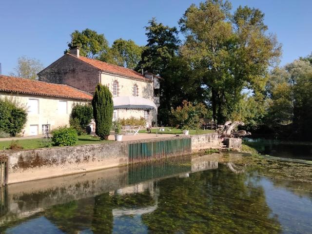 Magnifique Ancien Moulin en Pierre Situé sur une Ile Privée. 336m² Luxé