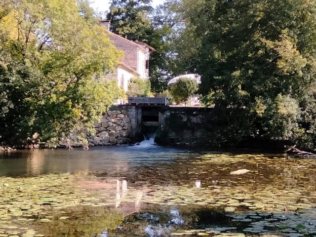 Magnifique Ancien Moulin en Pierre Situé sur une Ile Privée. 336m² Luxé
