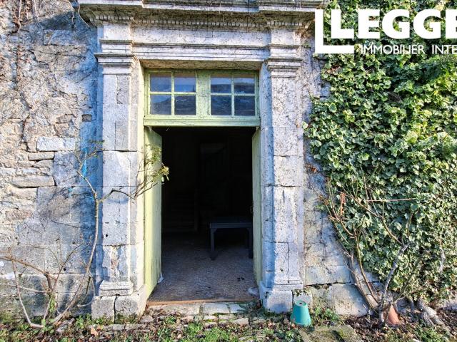 Magnifique Ancien Relais de Poste à rénover, caractère d'origine sans reserve. Parc clos avec source, granges
