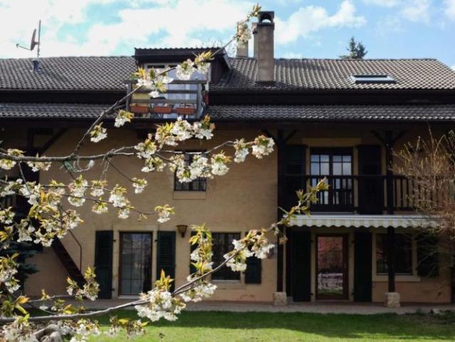MAGNIFIQUE APPARTEMENT AVEC JARDIN PRIVATIF