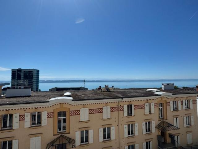 Magnifique appartement avec vue sur le lac et les Alpes, proche de la gare et des écoles