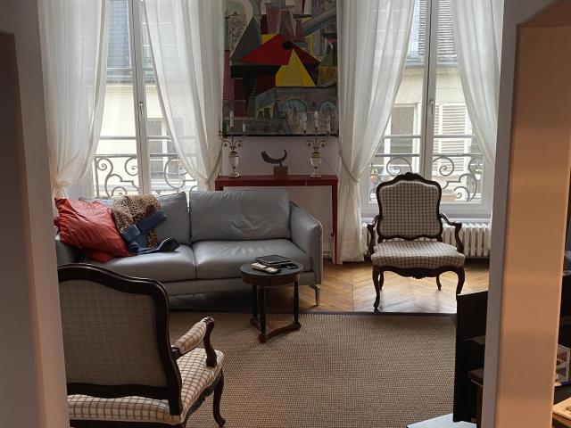 MAGNIFIQUE APPARTEMENT DANS UN IMMEUBLE DU XVIIème