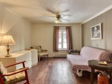 MAGNIFIQUE APPARTEMENT DE QUATRE CHAMBRES DONNANT SUR LE LAC!