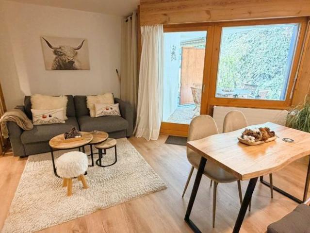 MAGNIFIQUE APPARTEMENT DE 2.5 PIÈCES ENTIÈREMENT RÉNOVÉ SPACIEUX ET LUMINEUX LIEU CALME BIEN SITUÉ