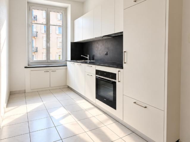 Magnifique appartement rénové de 2 pièces avec un balcon
