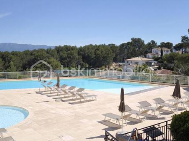 Magnifique appartement T3,de 51 m2 habitable,situé sur le Golf et domaine de Pont Royal, avec une place de parking privée, une loggia et une piscine commune