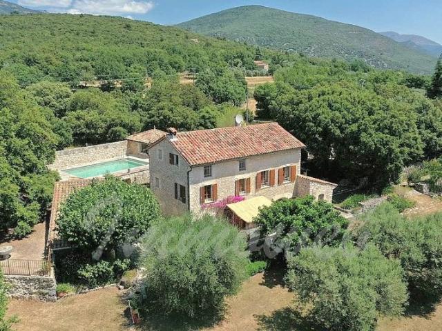 Magnifique bastide en pierre de 200 m² terrain de 6 hectares