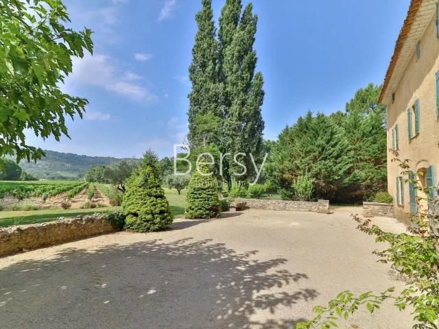 ★Magnifique Bastide sur un Parc de 2 Hectares★ Entouré de Vi. 382m² Mormoiron