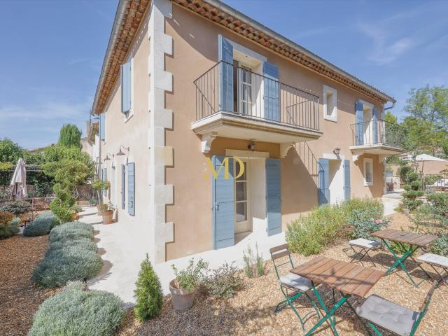 Magnifique Bastide rénovée du 19 ème avec jardin et piscine 155m² Roussillon