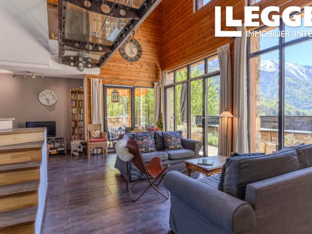 Superbe chalet de 5 chambres avec vue sur le lac. Intérieur moderne et spacieux. Cadre naturel et paisible