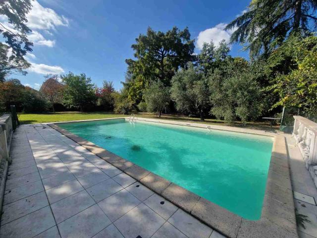 Magnifique chartreuse au sein d'un parc arboré 354m² Villenave d'Ornon