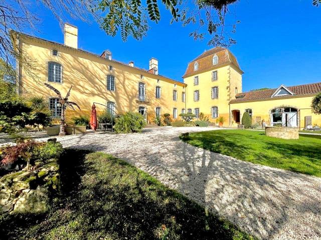 Magnifique Château de 1600 m2 avec Vue Imprenable sur les Pyrénées Coeur du Gers
