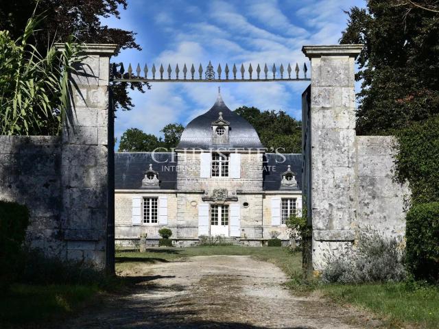 Magnifique Château du 17ème siècle en Charente Maritime 740m² Saintes