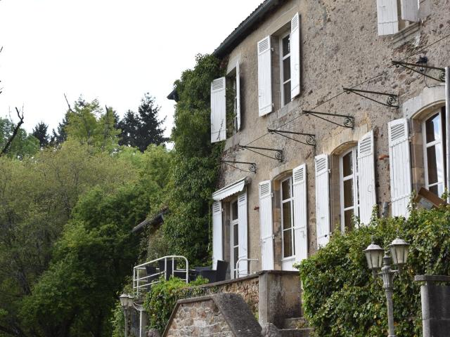 MAGNIFIQUE CHATEAU DU MOYEN AGE REMANIE A LA RENAISSANCE SUR 21 HA