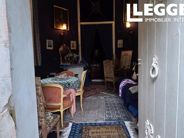 Magnifique château du XIIIe siècle avec chapelle, pigeonnier et parc de 2,5 ha