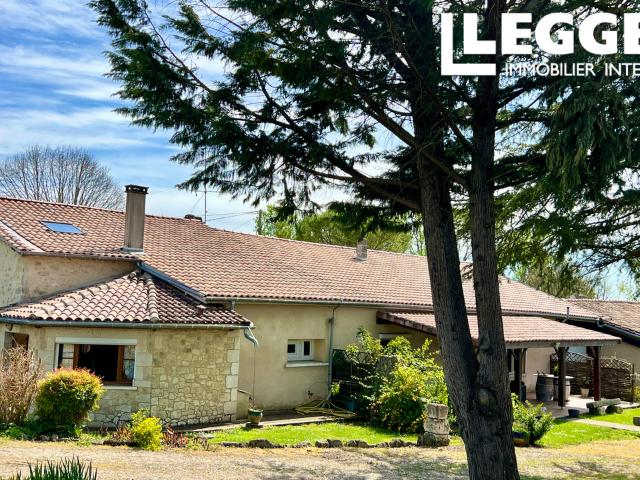 Magnifique complexe de gîtes en pierre, avec une toiture recement rénovée, 2 piscines, à proximité de Duras