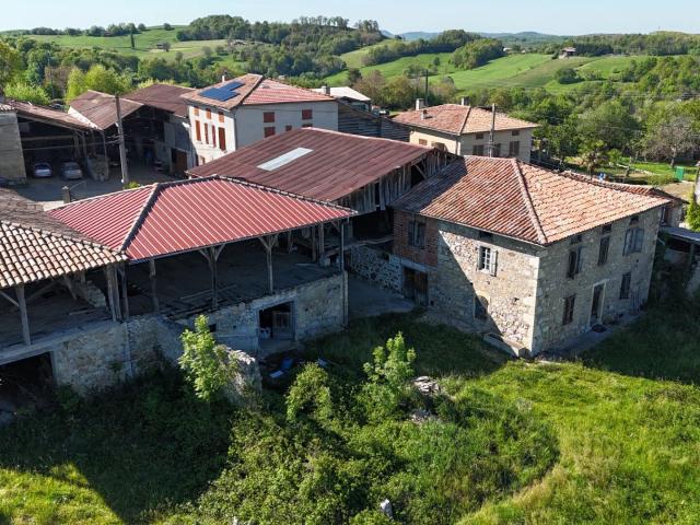 Magnifique Corps De Ferme 160 m2 Avec 720 M2 De Grange À Rén. 160m² Montjoie en Couserans