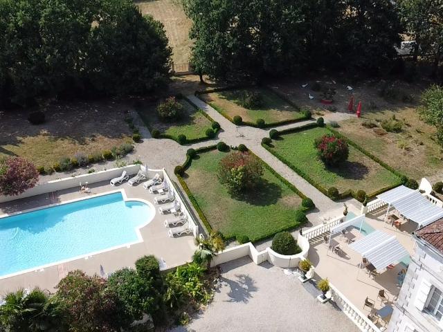 Magnifique Demeure dans le style néo paladien de 750 m2 comprenant 9 suites et 3 chambres avec un terrain de 1