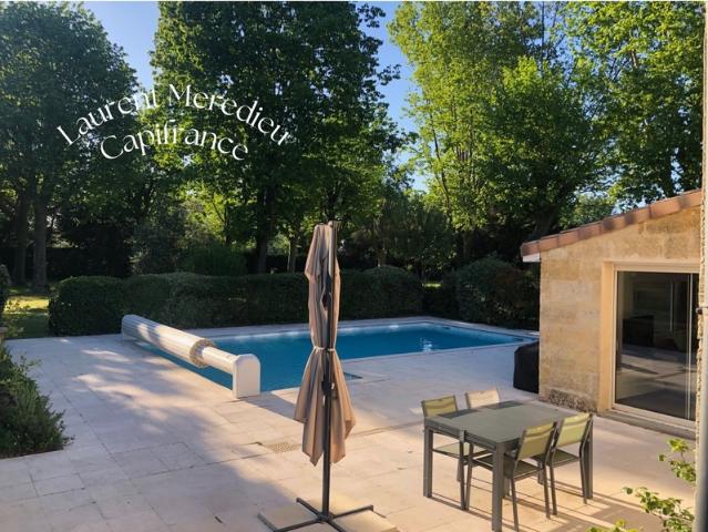 Magnifique demeure en pierre avec grand jardin, piscine & espace professionnel
