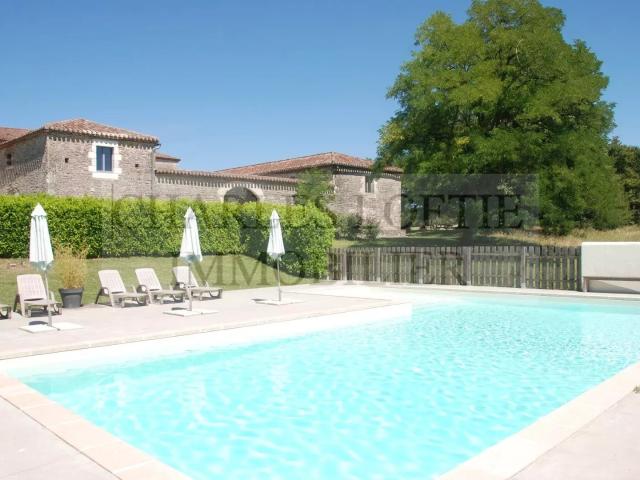 Magnifique et imposante ferme fortifiée du XVIIe siècle, ave. 600m² Mauroux