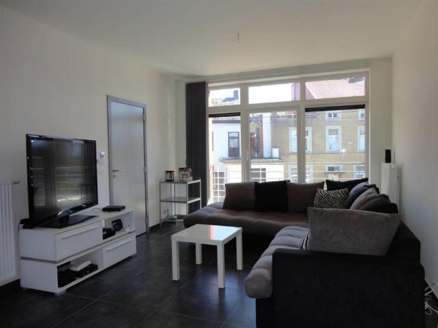 MAGNIFIQUE ET LUMINEUX APPARTEMENT DE+/ 100 M AVEC PARKING à 6140 Fontaine l'Évêque  Loyer: 950 € / mois