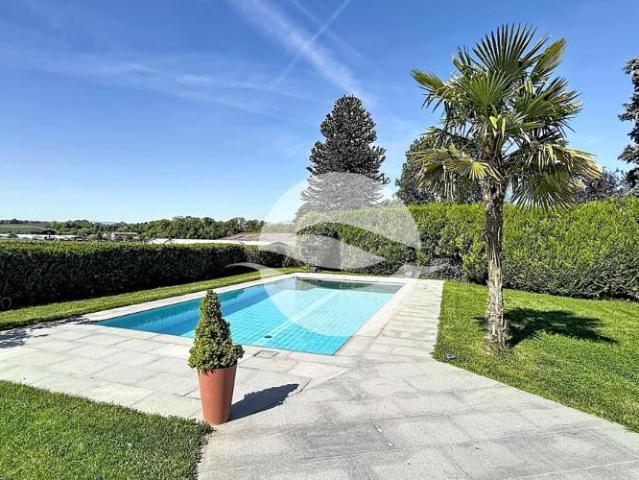 Magnifique et spacieuse villa contemporaine, avec vue dégagée!