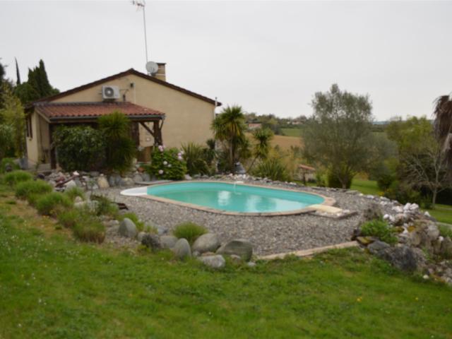 Piscine avec nage à contre courant dans magnifique écrin de. 177m² Auch