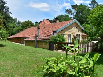 Magnifique ensemble en pierres, grange en bois et forêt attenante