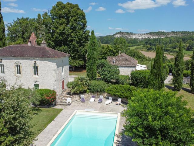 Magnifique ensemble quercynois avec deux maisons, grange, pi. 278m² Montcuq