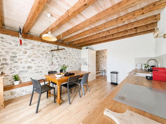 MAGNIFIQUE FERME AUTHENTIQUE AU COEUR DU VILLAGE DE FAUCIGNY AVEC GRAND TERRAIN