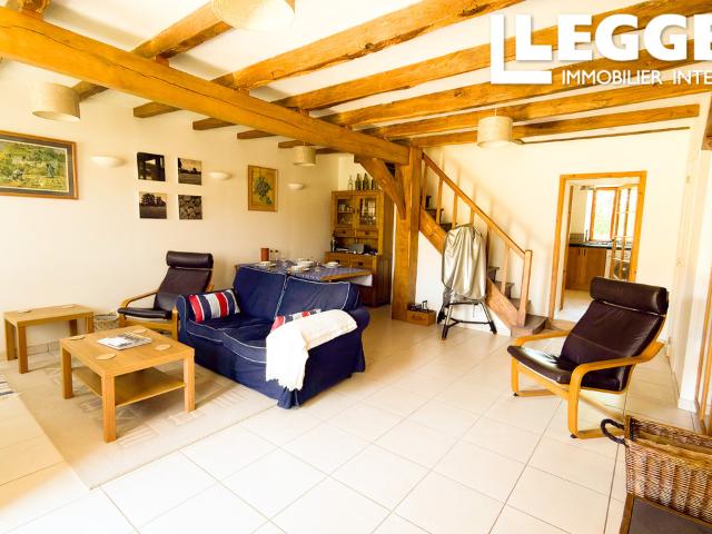 Magnifique ferme en pierre entièrement rénovée, comprenant un gîte, une annexe, une grange et deux hectares