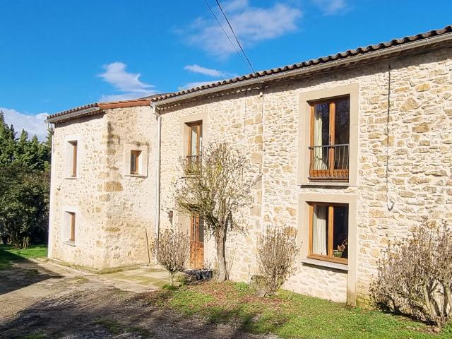 Magnifique ferme en pierre rénovée avec terrain, vues et int. 221m² Saint Gaudéric