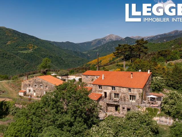 Magnifique ferme restaurée avec gîte, chambres d'hôtes, espace bien être, piscine et 47 hectares