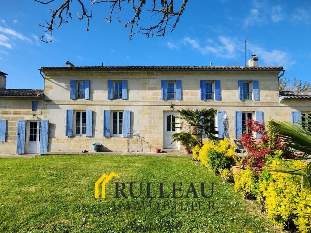 Magnifique girondine en pierre XIXe rénovée avec piscine et. 267m² Teuillac