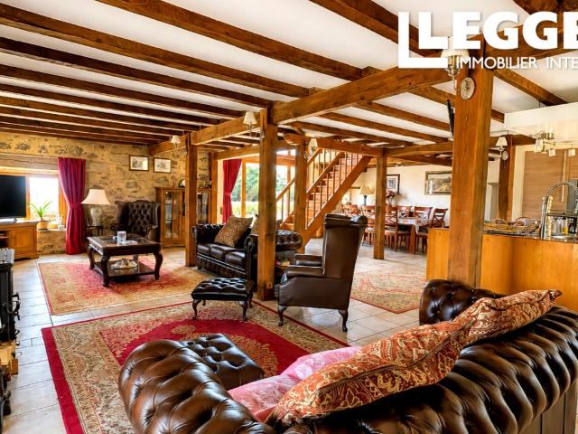 Magnifique grange rénovée de cinq chambres, deux gîtes, piscine et 7,5 hectares de terrain