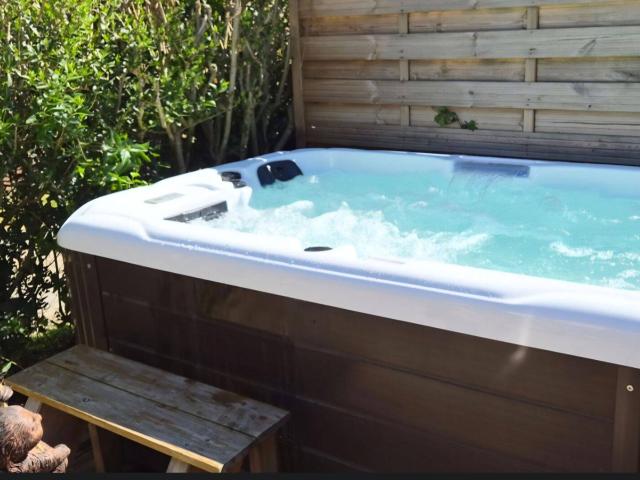 Magnifique Location Courte Durée / Déplacements Pro – Superbe Suite au style cosy du Brésil de 45 m² avec Spa thérapeutique – Proche Gerberoy