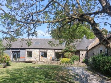 Magnifique Longère Avec Grand Terrain 198m² Cléguérec